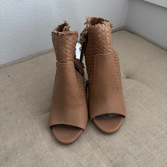 Coach Julie Tan Woven Leather Peep Toe Stiletto Heels Size 9 - Picture 2 of 9